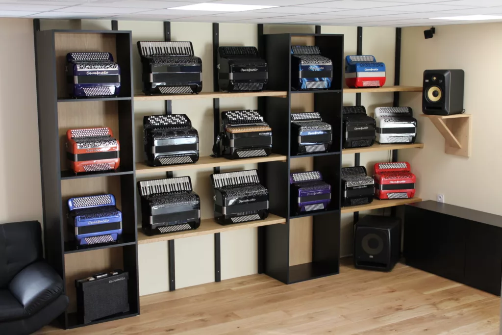 Vur du Showroom Cavagnolo avec des accordéons