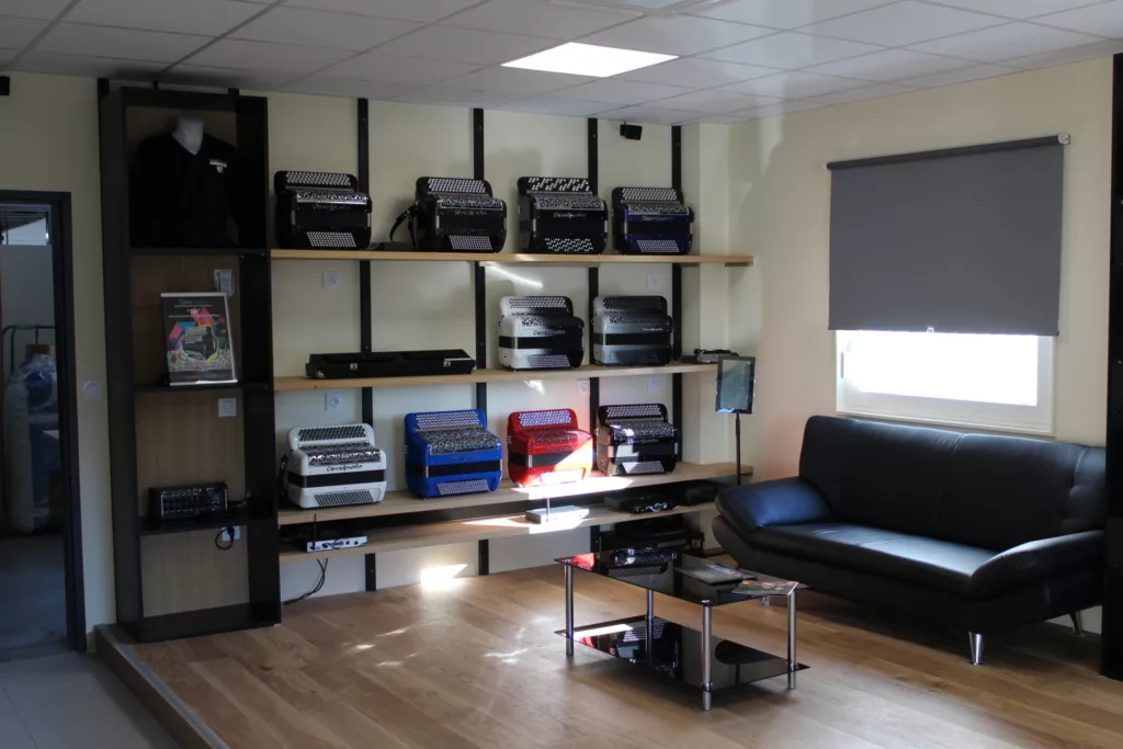 Vue du Showroom Cavagnolo avec des accordéons