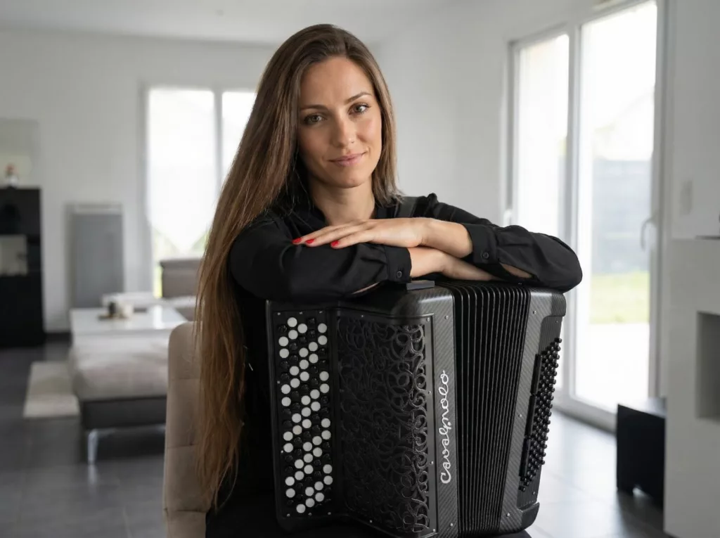Femme présentant un accordéon Cavagnolo Digit AiR Ultime