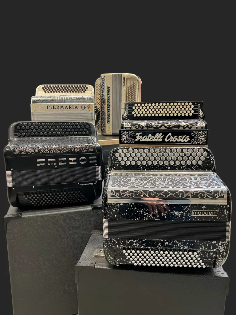 Image avec des accordéons de toutes les marques symbolisant le SAV